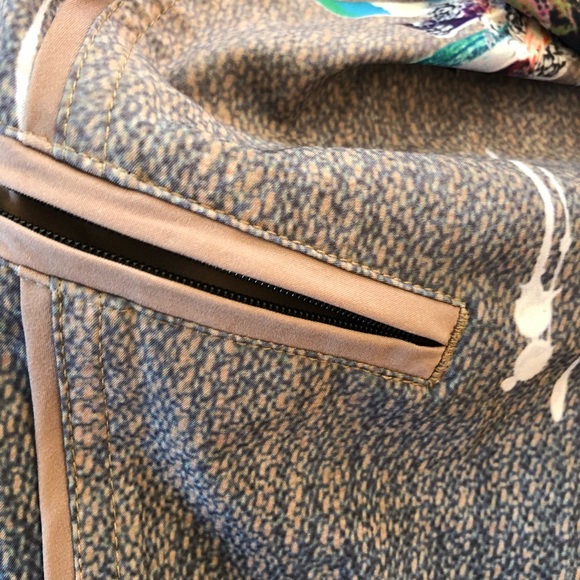 Like new Niyama Sol Tomorrowland shorts 32 - Picture 5 of 7